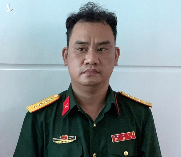 Bắt giữ người đàn ông giả mạo trung tướng quân đội - Ảnh 2. Bắt giữ người đàn ông giả mạo trung tướng quân đội - Ảnh 2.