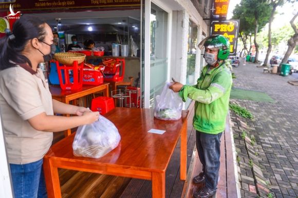 Thí điểm đi lại, mua bán ở vùng xanh: Dân dè dặt, kiểm soát vẫn chặt - Ảnh 2.