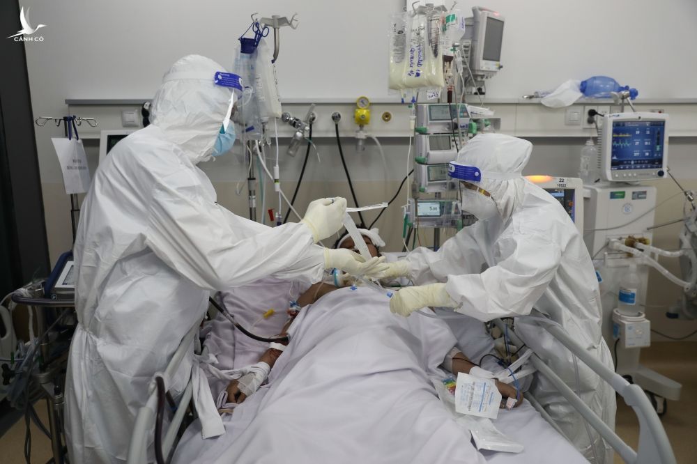 Bác sĩ điều trị, chăm sóc người mắc Covid-19 tại Trung tâm hồi sức Covid-19 ở Bệnh viện Ưng Bướu TP HCM (TP Thủ Đức), ngày 13/9/2021. Ảnh: Quỳnh Trần/VnExpress