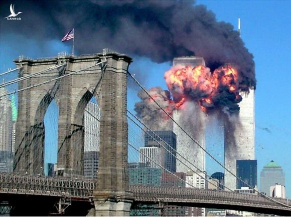 Tòa tháp đôi ở New York bốc cháy trước khi sụp đổ /// Reuters