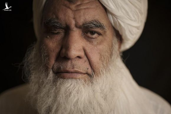 Lãnh đạo một mắt của Taliban: Sẽ chặt chân tay tội phạm - Ảnh 1.