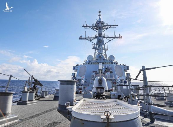Tàu chiến Mỹ vào Biển Đông thách thức luật báo cáo của Trung Quốc - Ảnh 1.