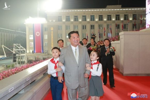 Cảnh duyệt binh hoành tráng trong đêm của Triều Tiên - 1