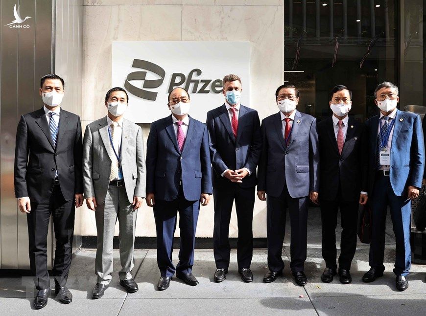 Chủ tịch nước Nguyễn Xuân Phúc (thứ ba từ trái qua phải) trong chuyến thăm trụ sở Pfizer tại New York, Mỹ, hôm 23/9. Ảnh: TTXVN.
