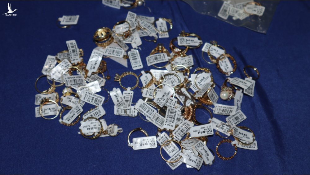 Bình Phước: Bất ngờ khi khám xét trong vụ nhân viên tiệm vàng trộm 2.380 chiếc nhẫn - ảnh 1