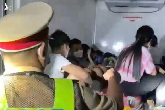 15 người trốn trong thùng xe đông lạnh: Hà Tĩnh không hỗ trợ đón 8 công dân - 1
