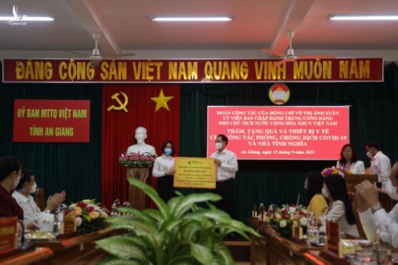 Phó chủ tịch nước tặng 5.000 kit xét nghiệm và 5 nhà tình nghĩa cho An Giang - Ảnh 2.