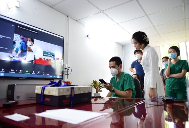Đám cưới online của nữ điều dưỡng Hà Nội tại bệnh viện dã chiến ở TPHCM - 4