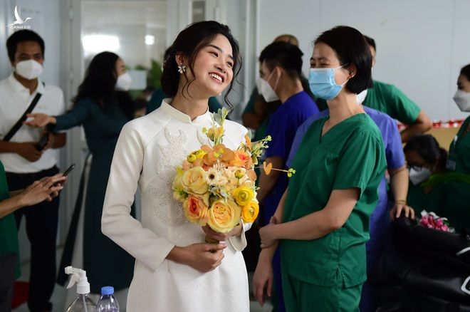 Đám cưới online của nữ điều dưỡng Hà Nội tại bệnh viện dã chiến ở TPHCM - 3