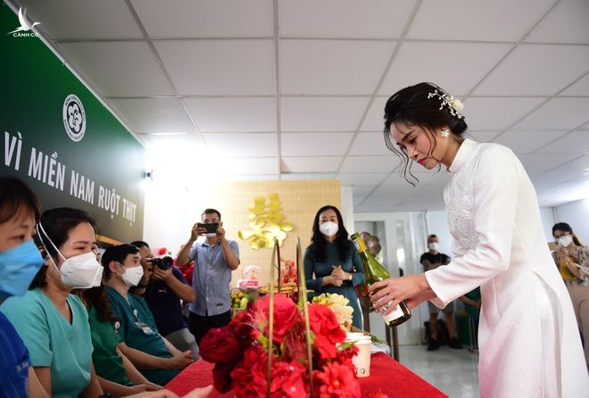 Đám cưới online của nữ điều dưỡng Hà Nội tại bệnh viện dã chiến ở TPHCM - 5