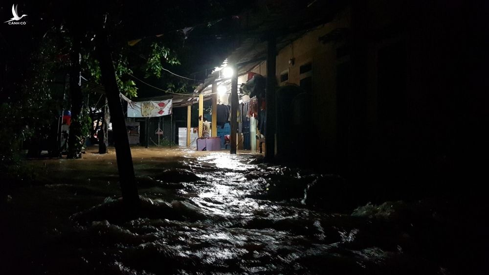 TP.Đông Hà bị nước lũ nhấn chìm dưới đêm mưa như trút - ảnh 5