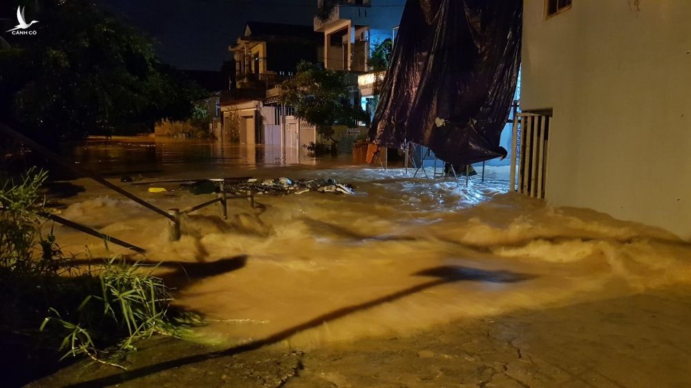 TP.Đông Hà bị nước lũ nhấn chìm dưới đêm mưa như trút - ảnh 1