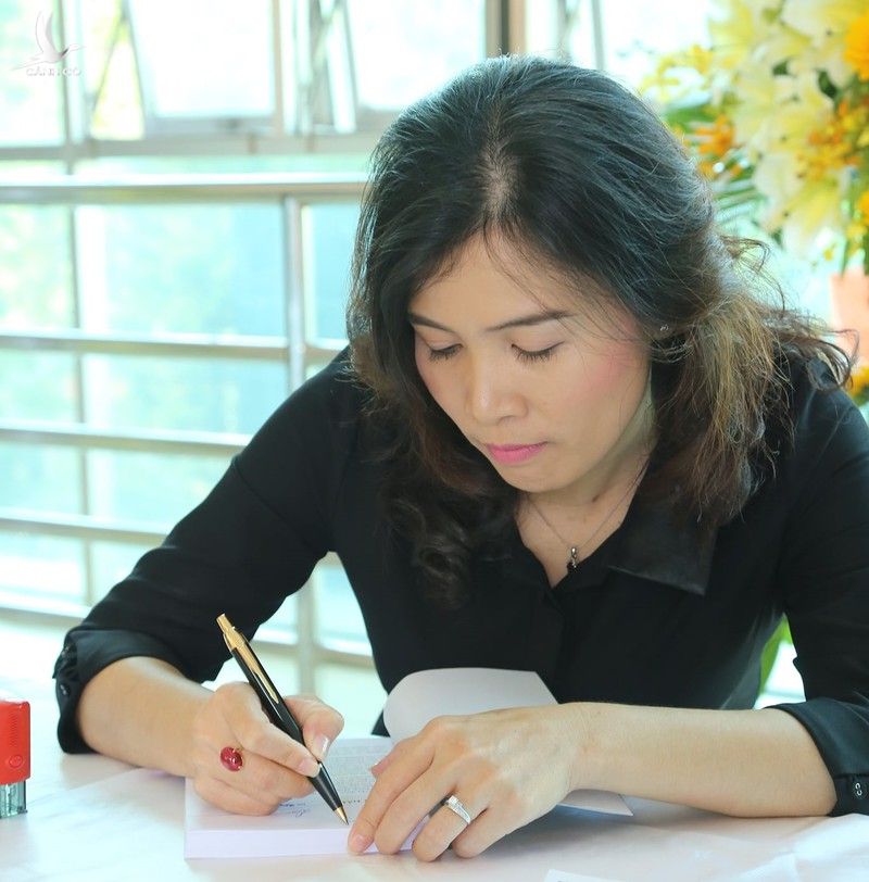 Bà Hàn Ni gửi đơn yêu cầu khởi tố bà Nguyễn Phương Hằng - ảnh 1