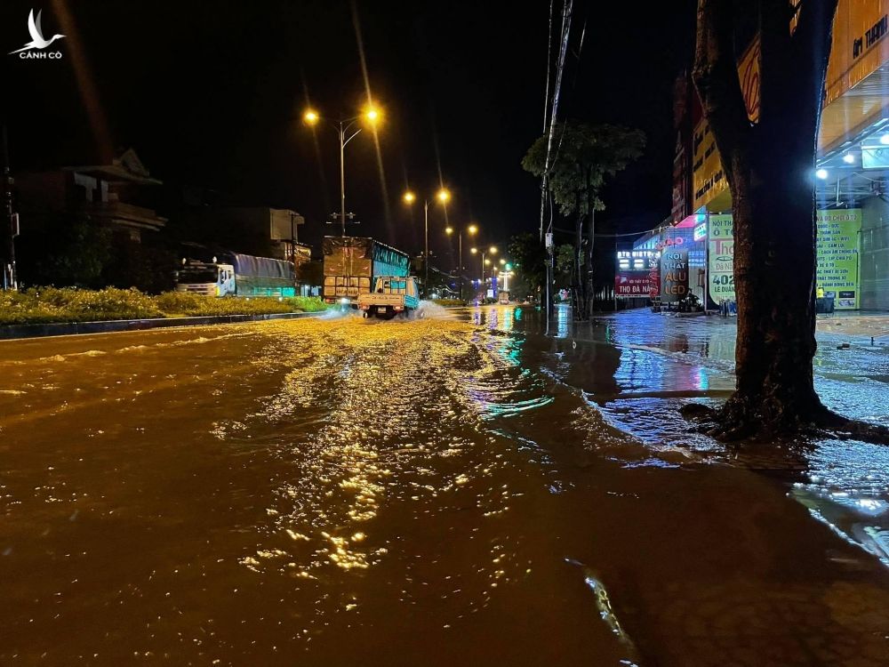 TP.Đông Hà bị nước lũ nhấn chìm dưới đêm mưa như trút - ảnh 3