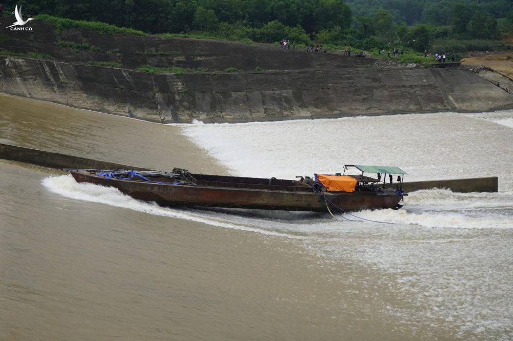 Nóng: Đang giải cứu Phó giám đốc Sở cùng 6 người mắc kẹt giữa sông Thạch Hãn - ảnh 3