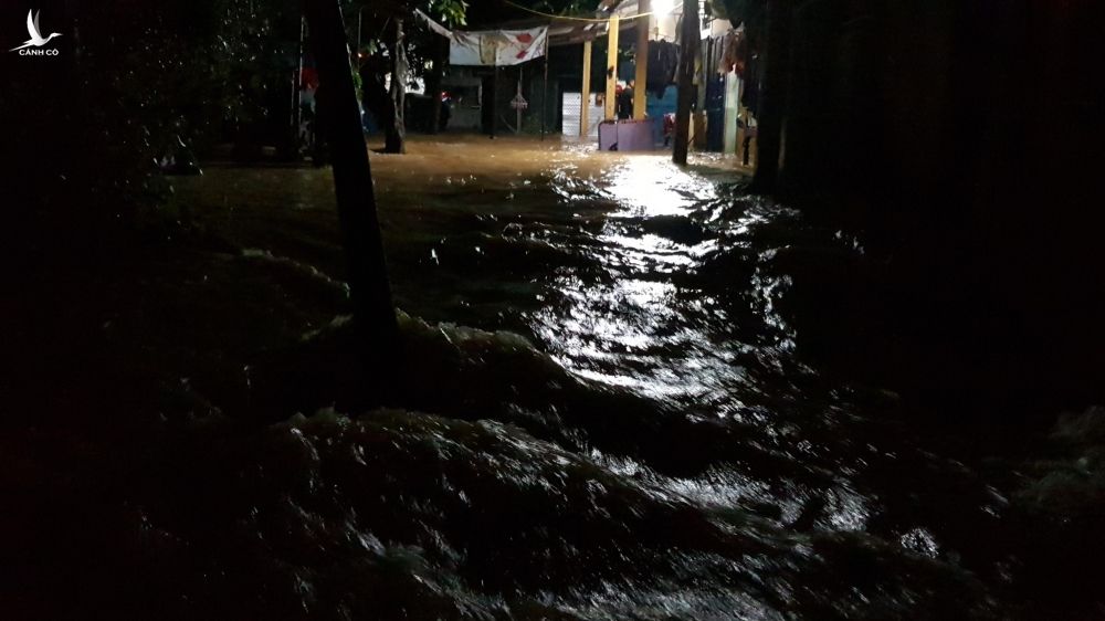 TP.Đông Hà bị nước lũ nhấn chìm dưới đêm mưa như trút - ảnh 13