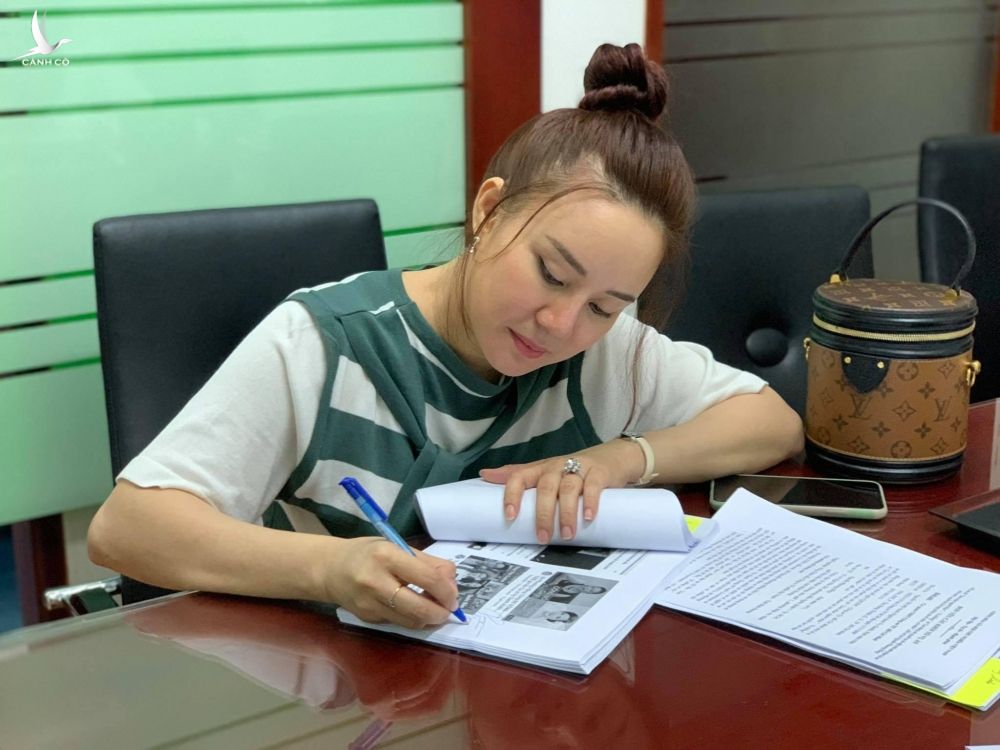 Ca sĩ Vy Oanh nộp đơn yêu cầu Công an TP.HCM khởi tố bà Nguyễn Phương Hằng - ảnh 1