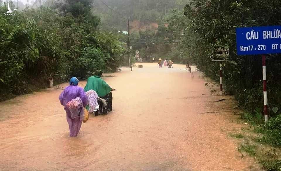 Quảng Nam: Nước tràn vào nhà, hàng trăm hộ dân vùng cao chạy lũ - ảnh 9