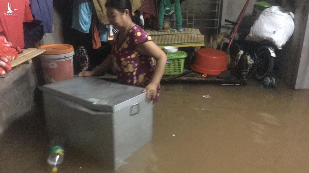 TP.Đông Hà bị nước lũ nhấn chìm dưới đêm mưa như trút - ảnh 11