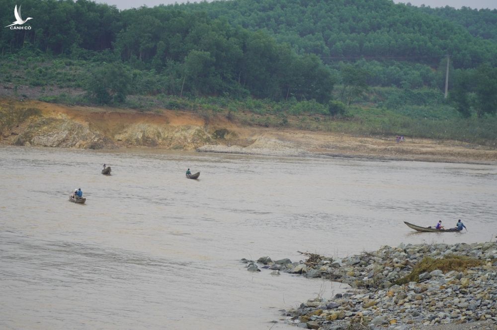 Nóng: Đang giải cứu Phó giám đốc Sở cùng 6 người mắc kẹt giữa sông Thạch Hãn - ảnh 4