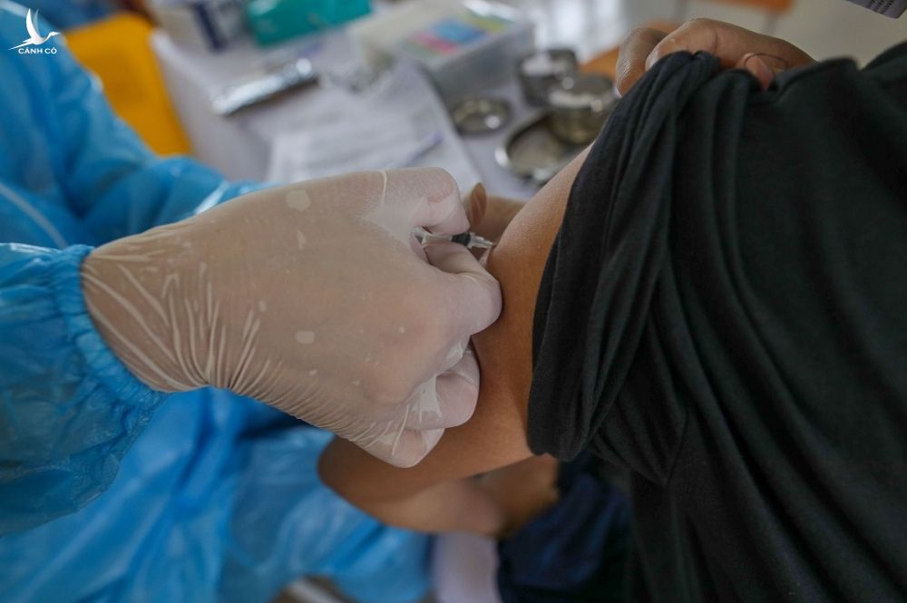 Nhân viên y tế tiêm vaccine cho một người dân ở Bắc Giang, ngày 9/9. Ảnh: Giang Huy