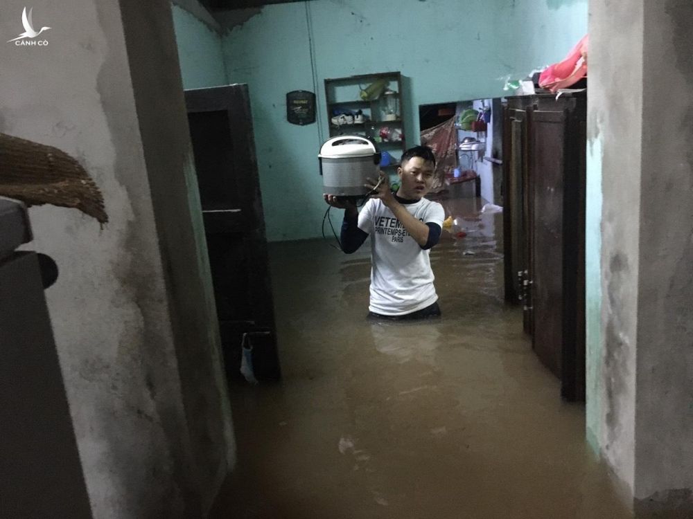 TP.Đông Hà bị nước lũ nhấn chìm dưới đêm mưa như trút - ảnh 10