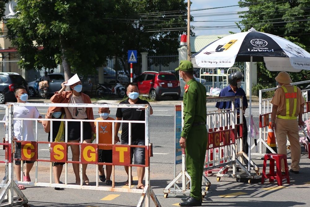 Lực lượng chức năng kiểm soát người ra vào thành phố Đà Nẵng, tại chốt cửa ngõ Hòa Phước (giáp tỉnh Quảng Nam), ngày 29/9. Ảnh: Nguyễn Đông