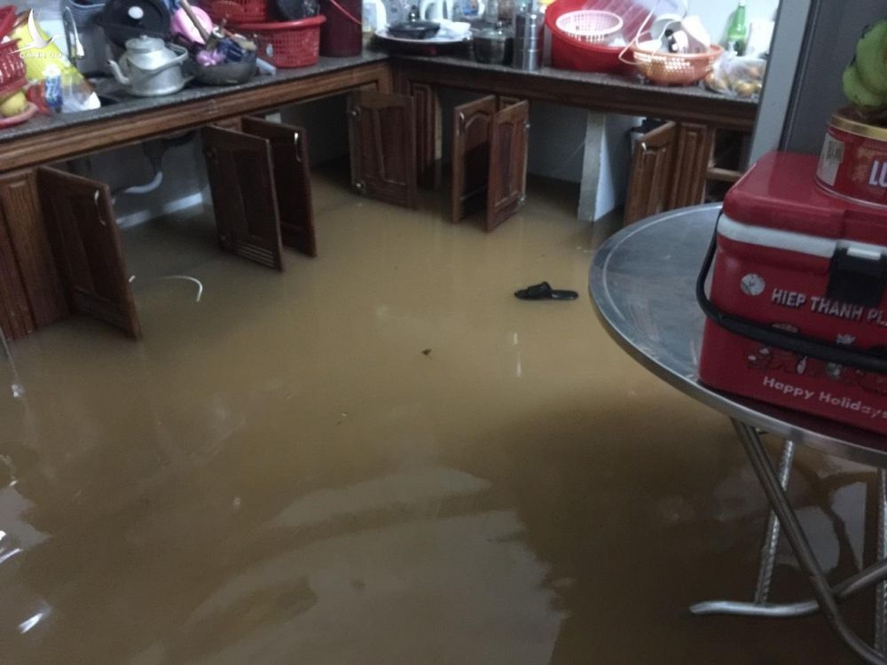 TP.Đông Hà bị nước lũ nhấn chìm dưới đêm mưa như trút - ảnh 8