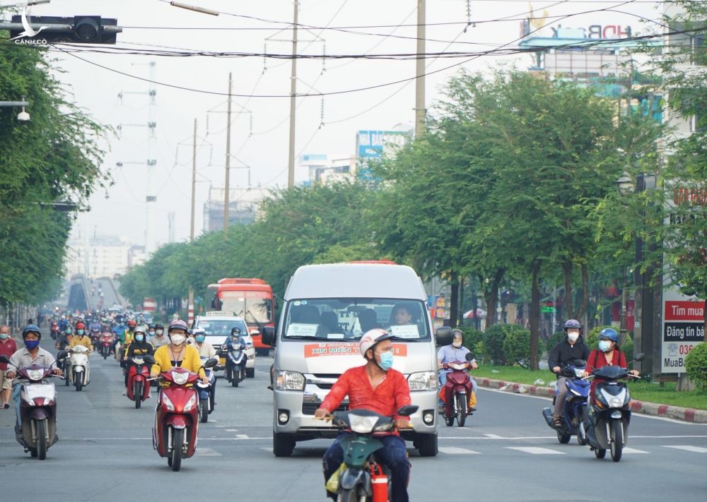 6 giờ 30, lượng xe lưu thông trên đường Hồng Bàng (Q.6) khá đông /// KHÁNH TRẦN