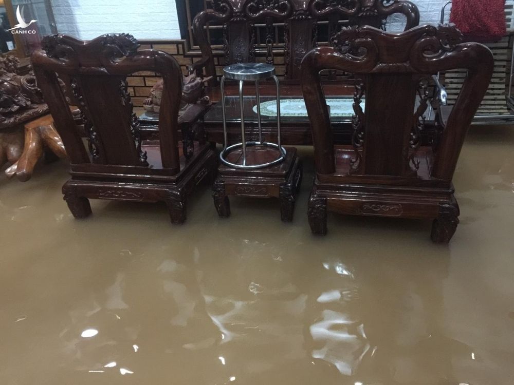 TP.Đông Hà bị nước lũ nhấn chìm dưới đêm mưa như trút - ảnh 9