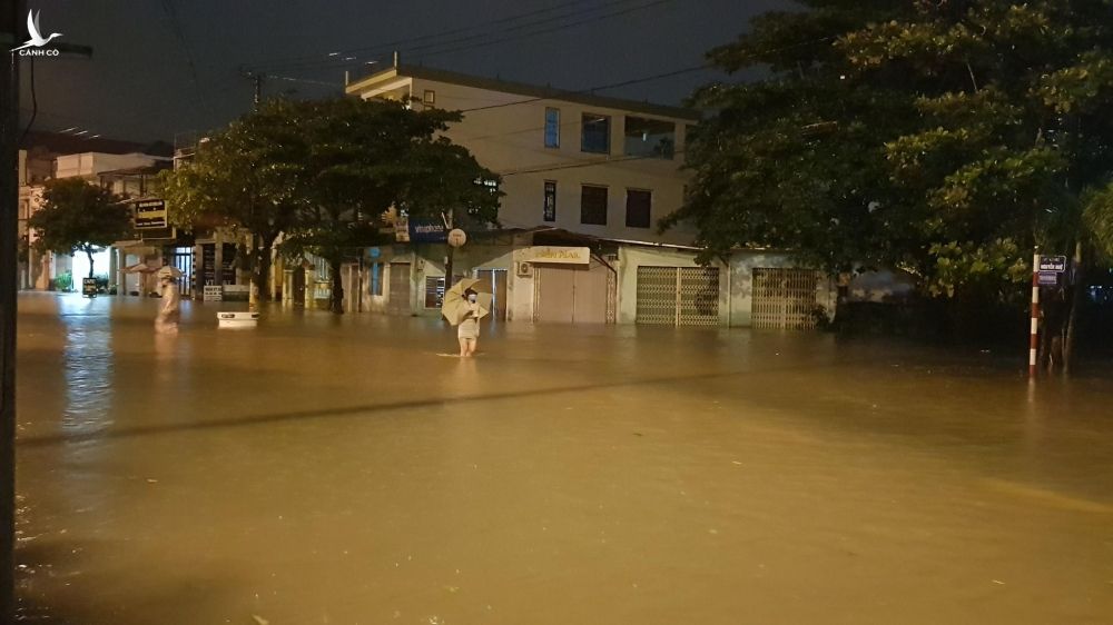 TP.Đông Hà bị nước lũ nhấn chìm dưới đêm mưa như trút - ảnh 4