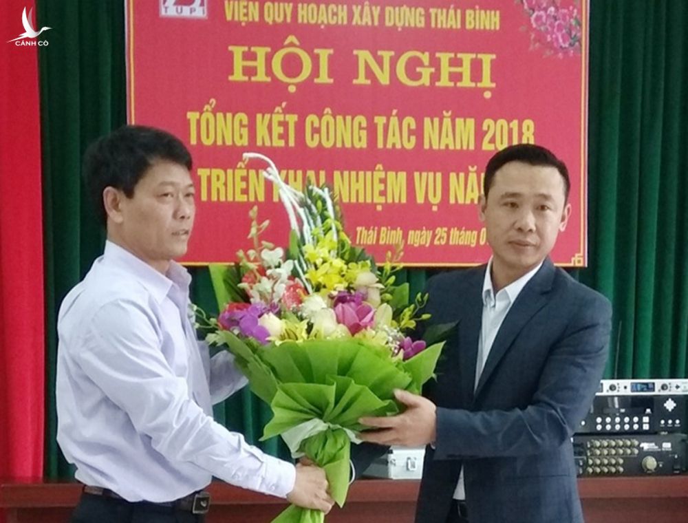 Năm 2018, ông Phùng Văn Chiến (bên phải ảnh) được Giám đốc Sở Xây dựng Hoàng Văn Thành (bên trái ảnh) bổ nhiệm giữ chức Viện trưởng Viện quy hoạch xây dựng, trong khi đó ông Chiến sử dụng bằng đại học giả, không là viên chức . Ảnh: CTV