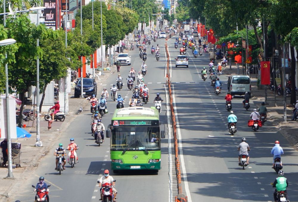 Xe buýt chạy trên đường Quang Trung, quận Gò Vấp hồi tháng 5/2021. Ảnh: Gia Minh