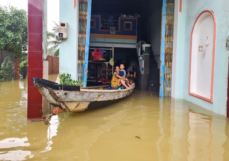 Hàng ngàn căn nhà bị ngập, sạt lở cao tốc Đà Nẵng - Quảng Ngãi - ảnh 6