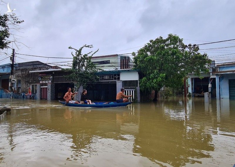 Hàng ngàn căn nhà bị ngập, sạt lở cao tốc Đà Nẵng - Quảng Ngãi - ảnh 8