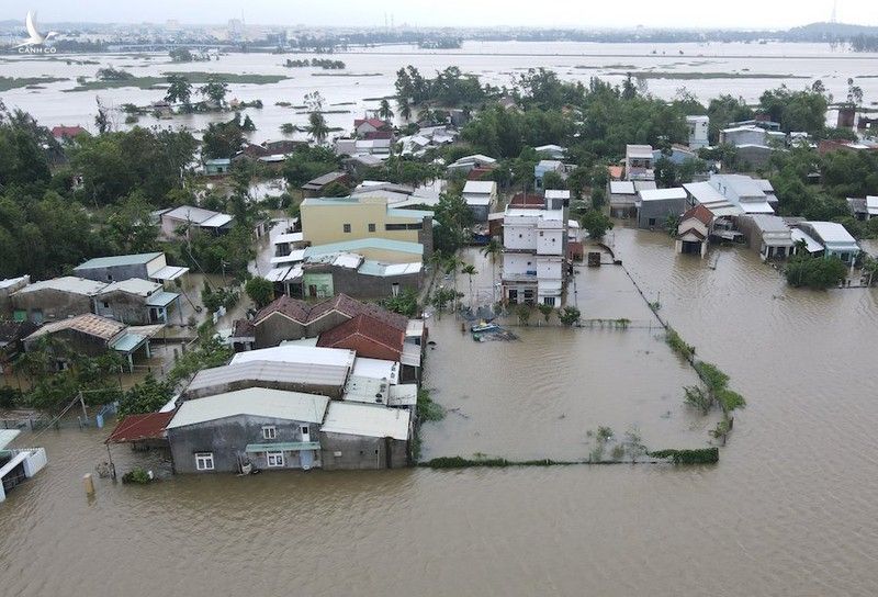 Hàng ngàn căn nhà bị ngập, sạt lở cao tốc Đà Nẵng - Quảng Ngãi - ảnh 9