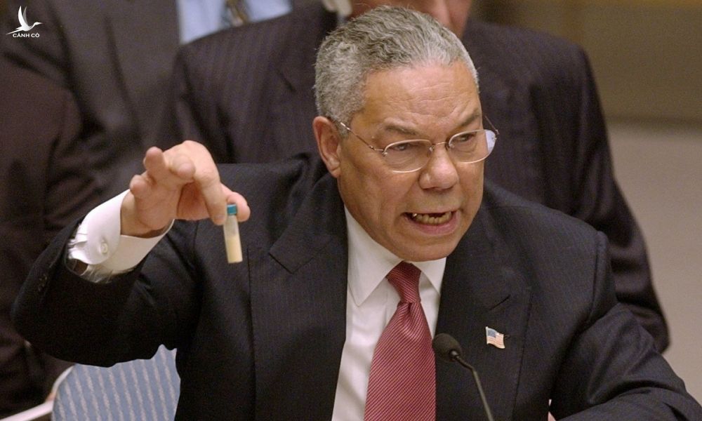 Colin Powell trong cuộc họp Hội đồng Bảo an ngày 5/2/2003. Ảnh: AP.