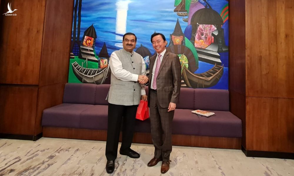 Đại sứ Việt Nam Phạm Sanh Châu (phải) bắt tay tỷ phú Gautam Adani trong cuộc gặp tại thành phố Ahmedabad, bang Gujarat, Ấn Độ ngày 28/9. Ảnh: Đại sứ quán Việt Nam tại Ấn Độ.
