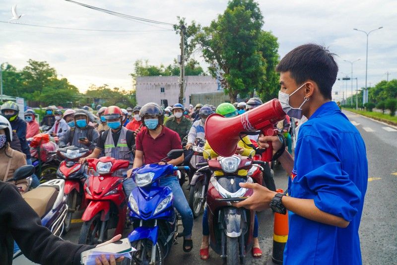 Chật kín người dân tại chốt kiểm soát giữa Đà Nẵng và Quảng Nam - ảnh 2
