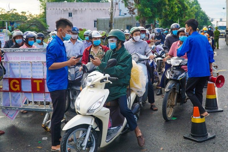 Chật kín người dân tại chốt kiểm soát giữa Đà Nẵng và Quảng Nam - ảnh 1