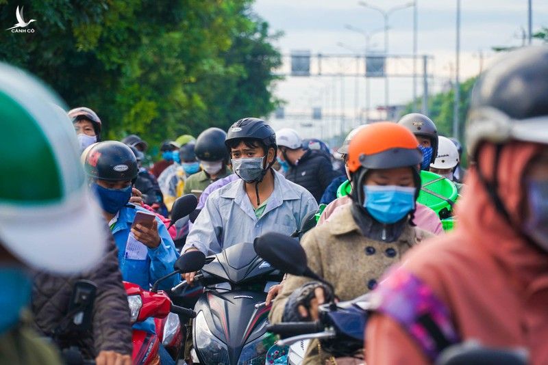 Chật kín người dân tại chốt kiểm soát giữa Đà Nẵng và Quảng Nam - ảnh 5