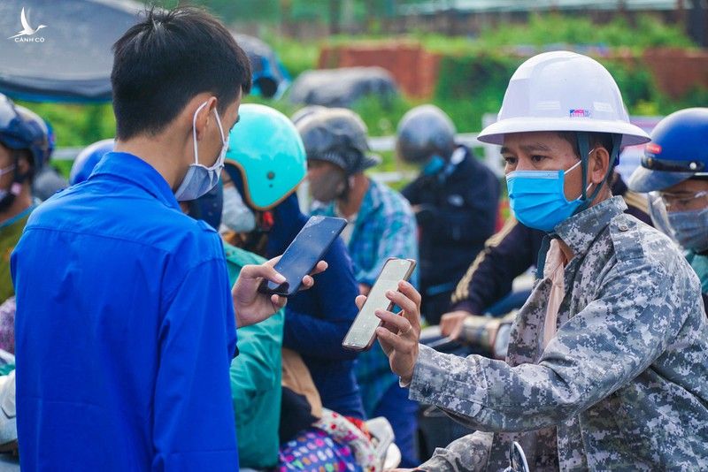 Chật kín người dân tại chốt kiểm soát giữa Đà Nẵng và Quảng Nam - ảnh 3