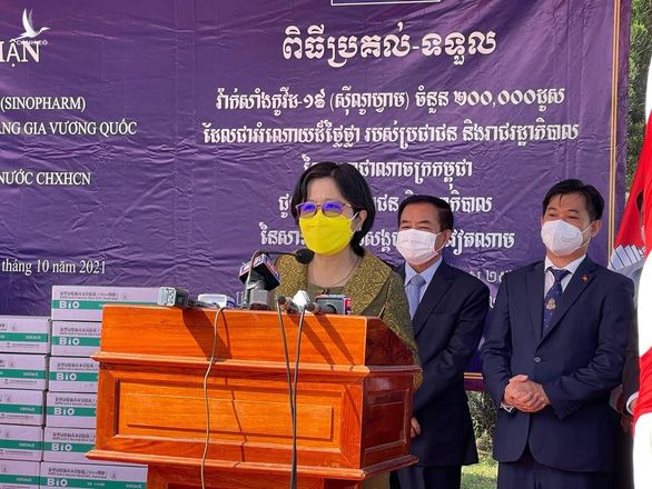 Campuchia trao 200.000 liều vắc xin Sinopharm cho Việt Nam - Ảnh 1.