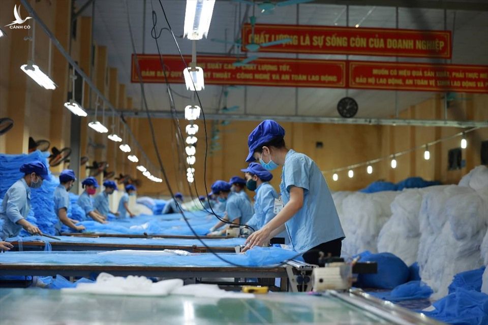 Công nhân dệt thực hiện 3 tại chỗ. Ảnh: Hải Nguyễn