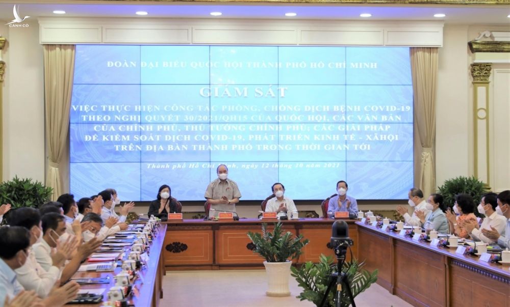 Chủ tịch nước Nguyễn Xuân Phúc cùng dự buổi giám sát của Đoàn ĐBQH TPHCM về công tác phòng, chống dịch trên địa bàn Thành phố (Ảnh: TTXVN)