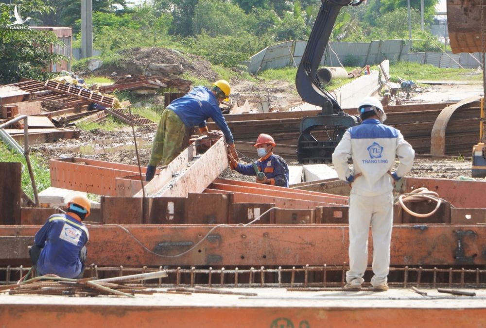 Công nhân thi công tại dự án hầm chui Nguyễn Văn Linh - Nguyễn Hữu Thọ (quận 7), hồi giữa tháng 7 khi TP HCM mới thực hiện Chỉ thị 16. Ảnh: Gia Minh
