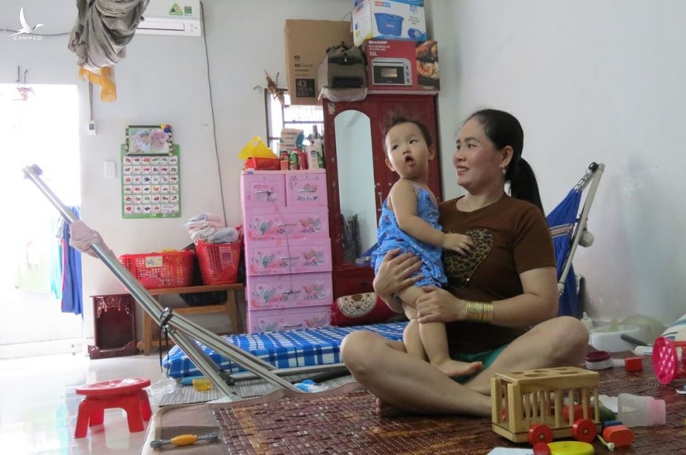 Chị Kim Loan, công nhân Công ty Long Rich Việt Nam (Khu chế xuất Linh Trung II, TP Thủ Đức) chơi với con trong căn hộ của Khu lưu trú Thiên Phát. Ảnh: Lê Tuyết