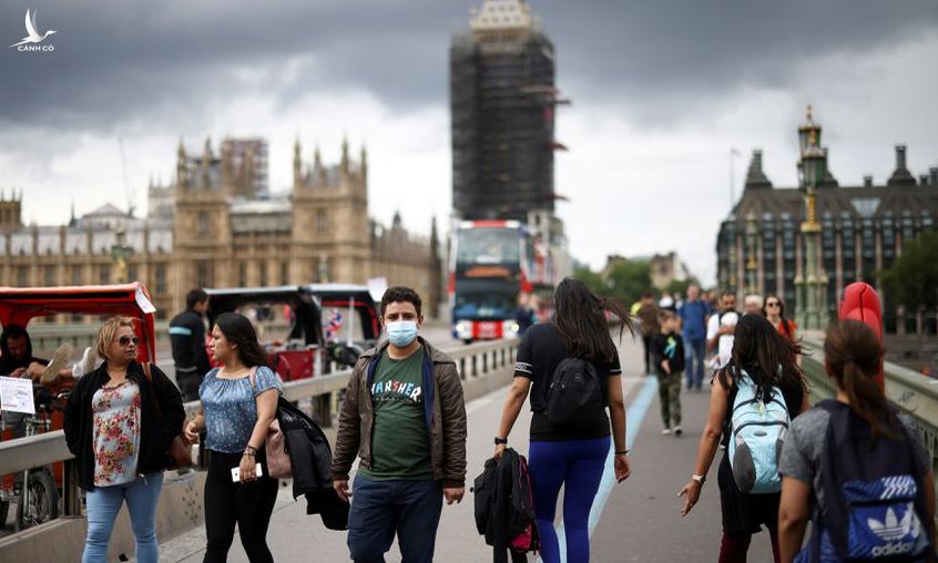 Người dân đi bộ qua cầu Westminster tại London, Anh, hôm 4/7. Ảnh: Reuters.