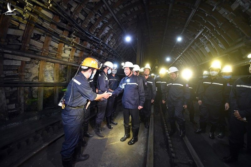 Phó thủ tướng Lê Văn Thành xuống mỏ than sâu 240m thăm công nhân - ảnh 1
