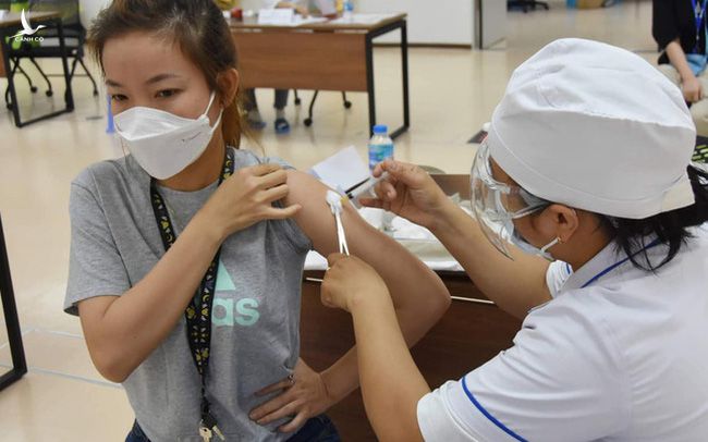 Tiêm vaccine COVID-19 tập trung cho người dân quay trở lại TP Hồ Chí Minh